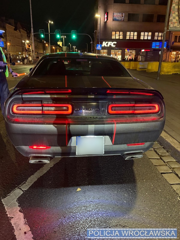 Samochody, kt&oacute;re zostały skontrolowane pod kątem nadmiernego hałasu - policja zatrzymała 17 dowod&oacute;w rejestracyjnych