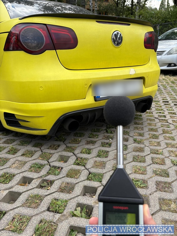 Samochody, kt&oacute;re zostały skontrolowane pod kątem nadmiernego hałasu - policja zatrzymała 17 dowod&oacute;w rejestracyjnych