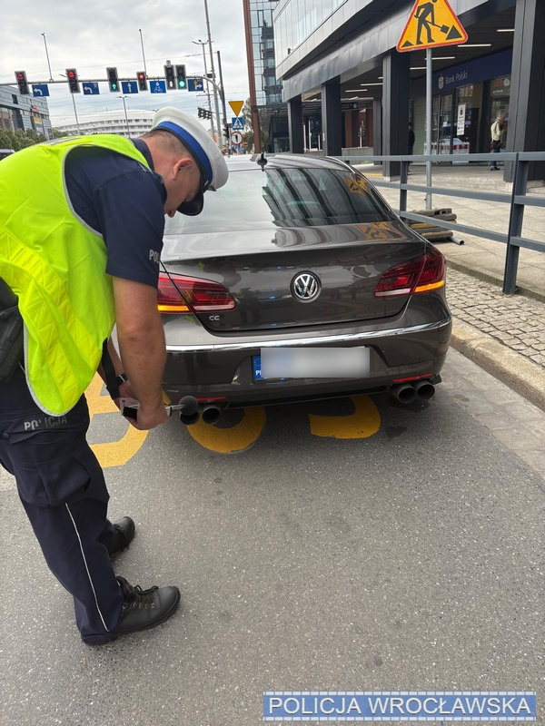 Samochody, kt&oacute;re zostały skontrolowane pod kątem nadmiernego hałasu - policja zatrzymała 17 dowod&oacute;w rejestracyjnych