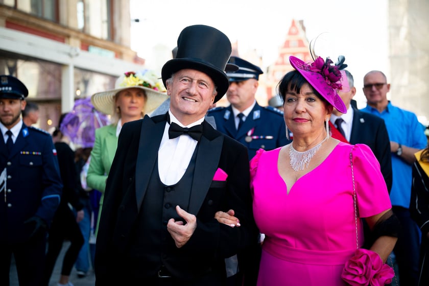 Marsz kapeluszy i przekazanie kluczy do miasta kr&oacute;lowej i kr&oacute;lowi senior&oacute;w - Dni Seniora 2025 we Wrocławiu