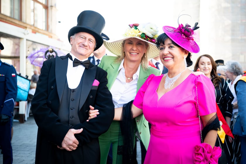 Marsz kapeluszy i przekazanie kluczy do miasta kr&oacute;lowej i kr&oacute;lowi senior&oacute;w - Dni Seniora 2025 we Wrocławiu