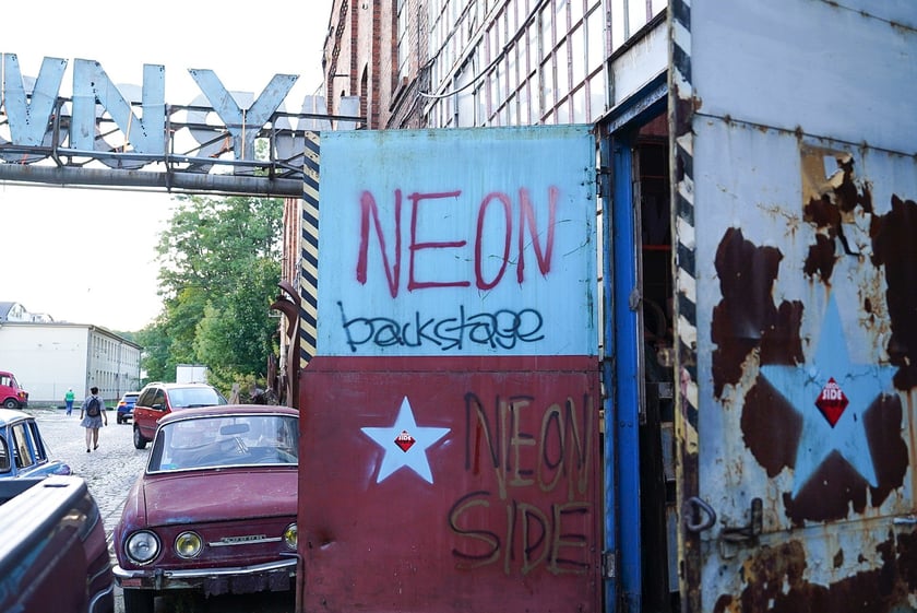 Backstage galerii Neon Side otwarty był przez 2 godziny 20 września. Ale będzie go można zobaczyć raz jeszcze