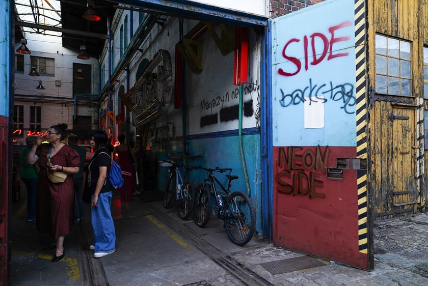 Backstage galerii Neon Side - tu trzymane są niewyeksponowane wrocławskie neony z dawnych lat