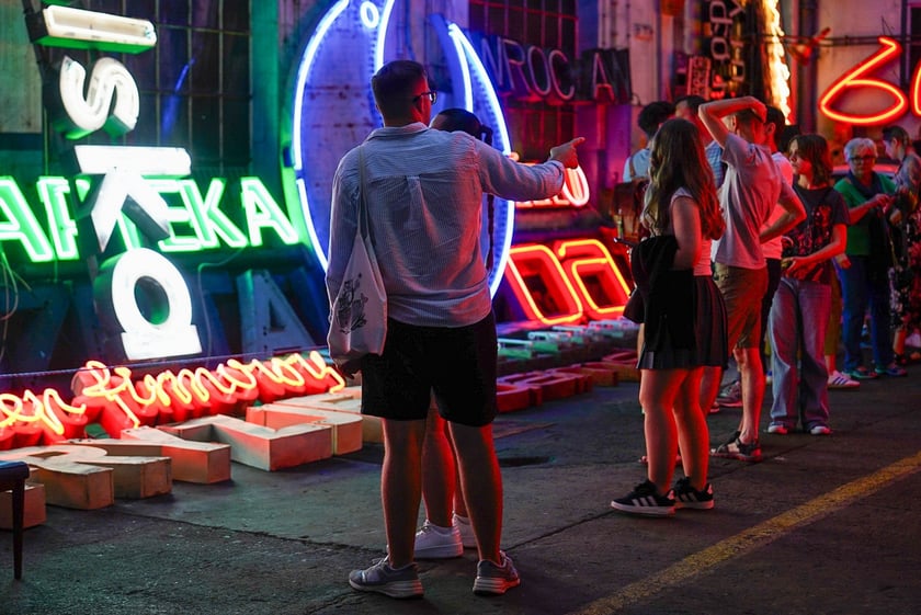 Backstage galerii Neon Side - tu trzymane są niewyeksponowane wrocławskie neony z dawnych lat