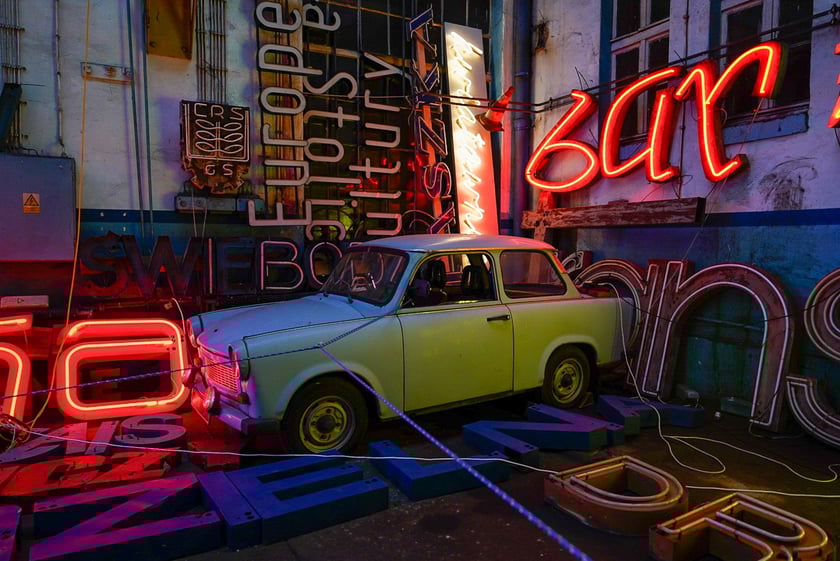 Backstage galerii Neon Side - tu trzymane są niewyeksponowane wrocławskie neony z dawnych lat