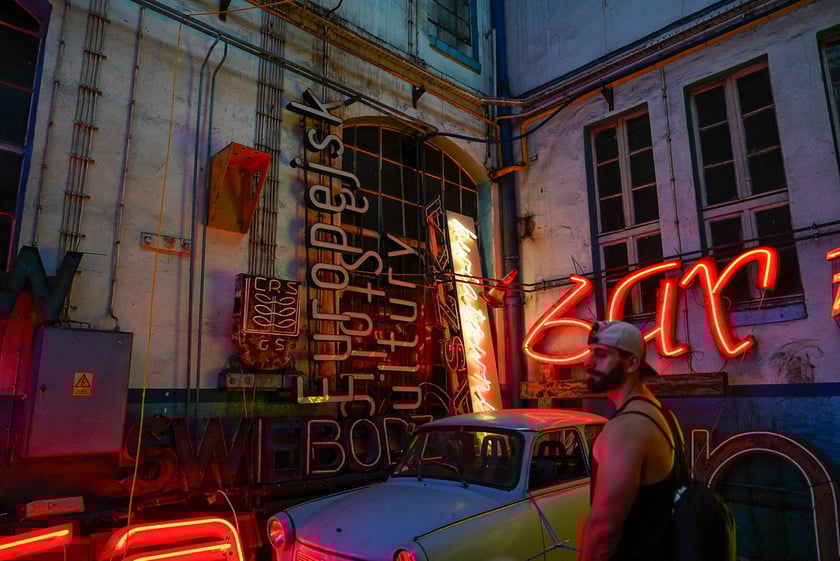 Backstage galerii Neon Side - tu trzymane są niewyeksponowane wrocławskie neony z dawnych lat