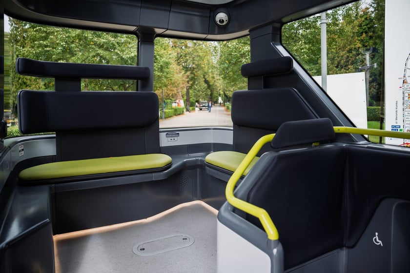 Autonomiczny pojazd Blees BB-1 na cmentarzu Osobowickim