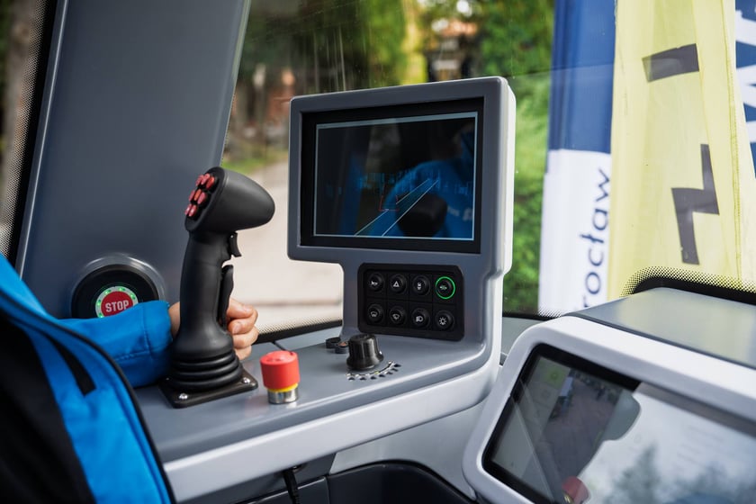 Autonomiczny pojazd Blees BB-1 na cmentarzu Osobowickim