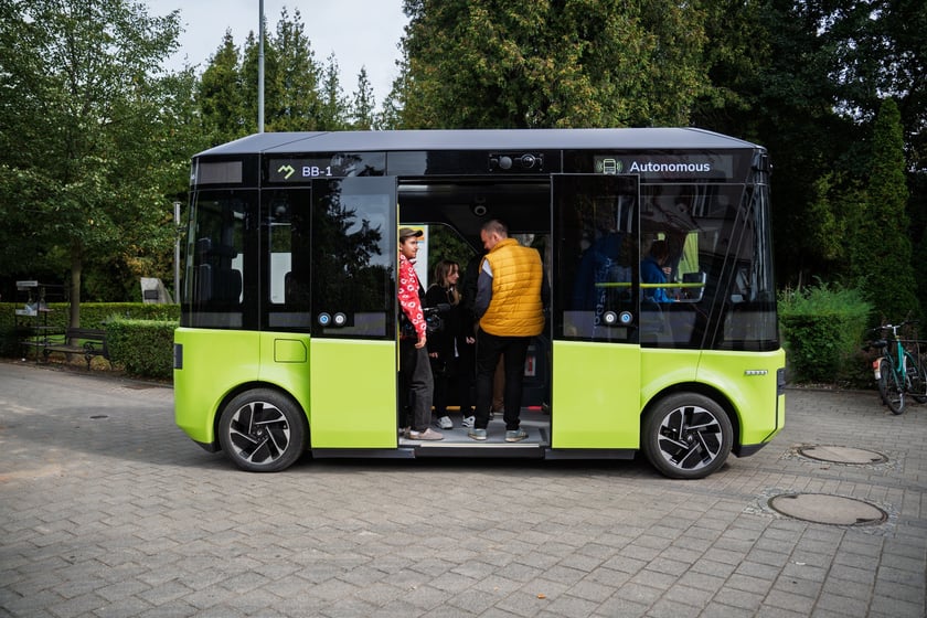 Autonomiczny pojazd Blees BB-1 na cmentarzu Osobowickim