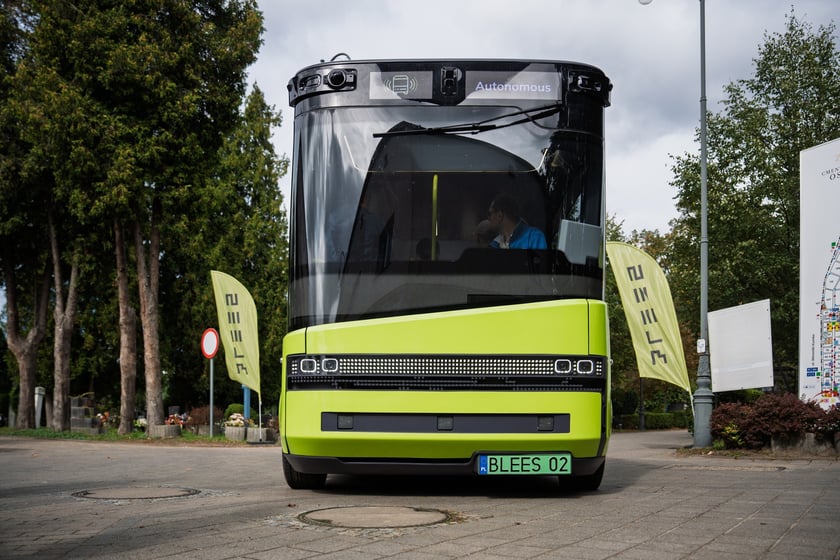 Autonomiczny pojazd Blees BB-1 na cmentarzu Osobowickim