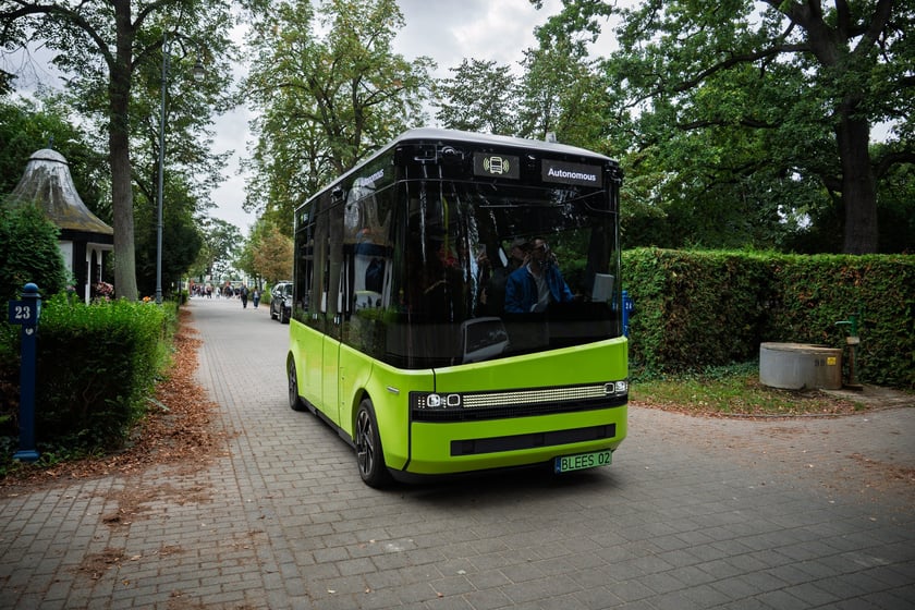 Autonomiczny pojazd Blees BB-1 na cmentarzu Osobowickim