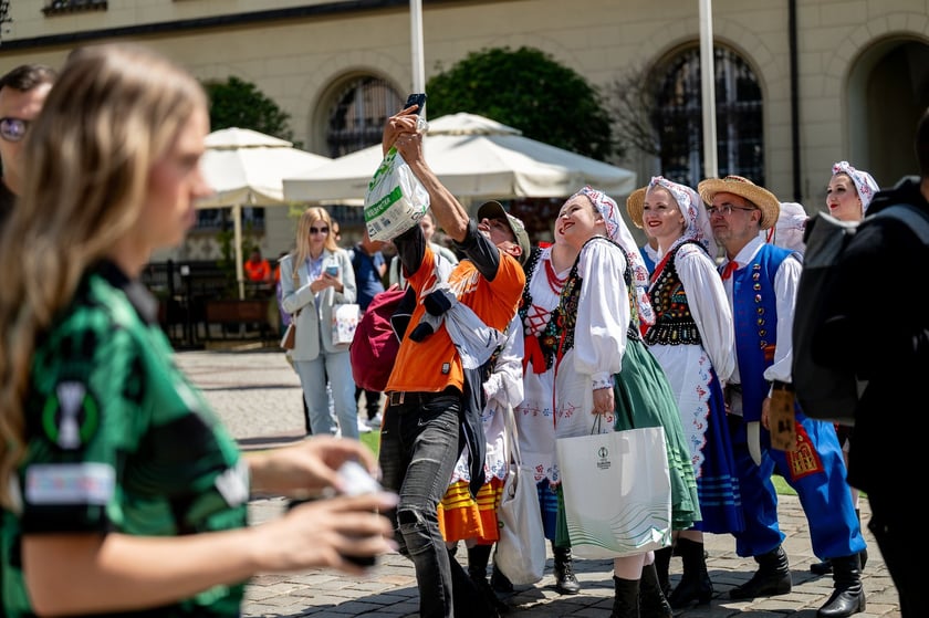 Otwarcie ogólnodostępnej strefy kibica Fan Festival w rynku przed finałem LK UEFA