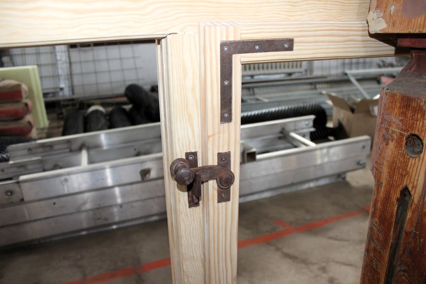 Siedziba Klubu Sportowego Lotnik: próbny model odtworzonego okna z historycznymi okuciami i klamkami