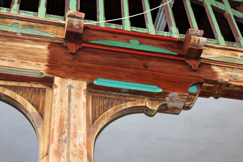 Próby dekoracyjnego malowania drewnianych elementów dawnej XIX-wiecznej sali restauracyjno-tanecznej