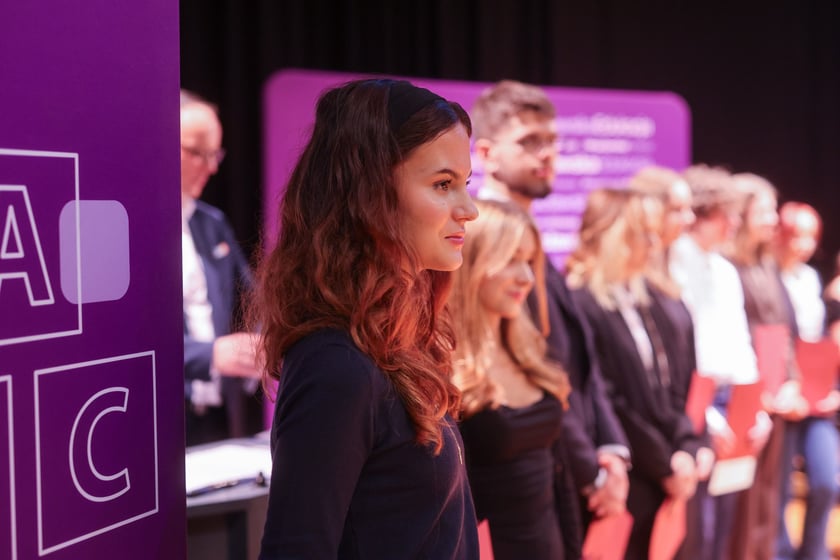 Stypendyści Promovere Talenta 2025 podczas rozdania stypendiów w XIV LO we Wrocławiu