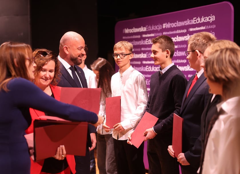 Stypendyści Promovere Talenta 2025 podczas rozdania stypendiów w XIV LO we Wrocławiu