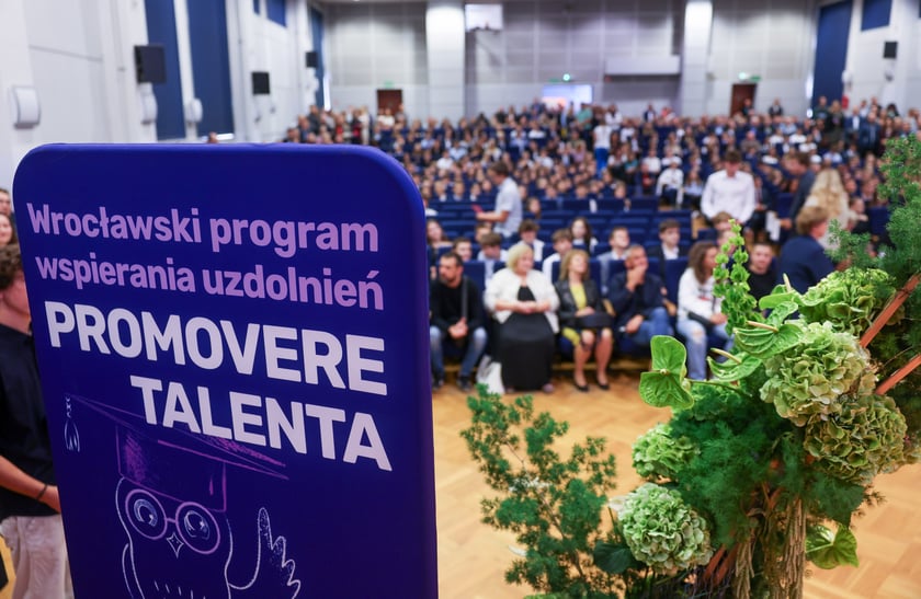 Stypendyści Promovere Talenta 2025 podczas rozdania stypendiów w XIV LO we Wrocławiu