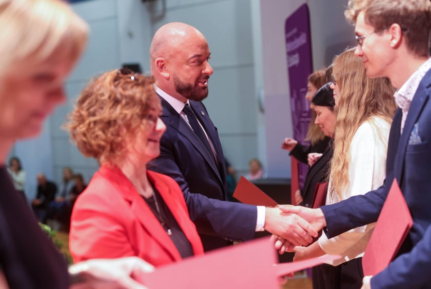 Stypendyści Promovere Talenta 2025 podczas rozdania stypendiów w XIV LO we Wrocławiu