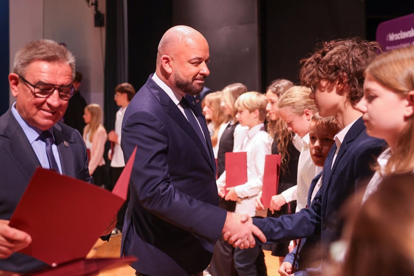 Stypendyści Promovere Talenta 2025 podczas rozdania stypendiów w XIV LO we Wrocławiu