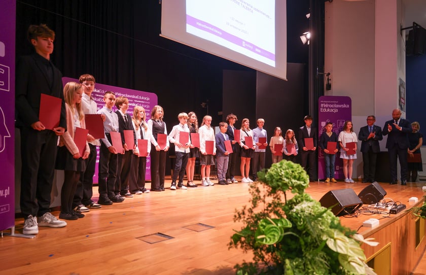 Stypendyści Promovere Talenta 2025 podczas rozdania stypendiów w XIV LO we Wrocławiu