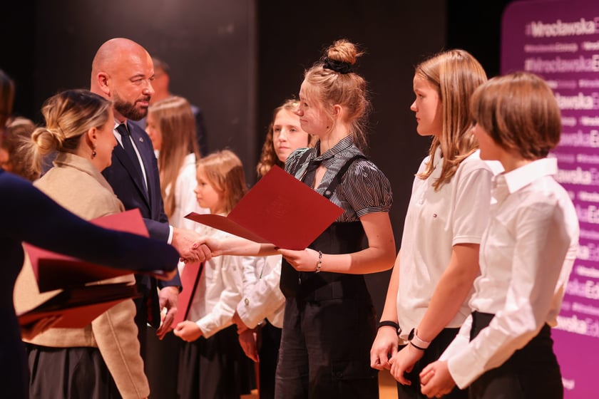 Stypendyści Promovere Talenta 2025 podczas rozdania stypendiów w XIV LO we Wrocławiu