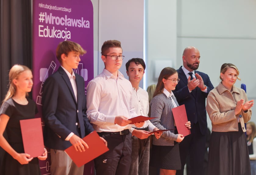 Stypendyści Promovere Talenta 2025 podczas rozdania stypendiów w XIV LO we Wrocławiu