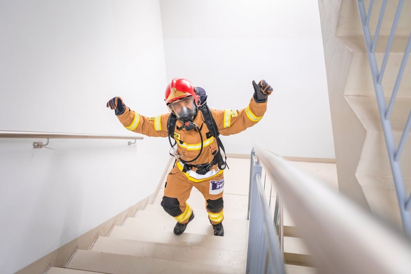 Uczestnicy 10. Sky Tower Run we Wrocławiu