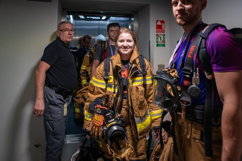 Uczestnicy 10. Sky Tower Run we Wrocławiu