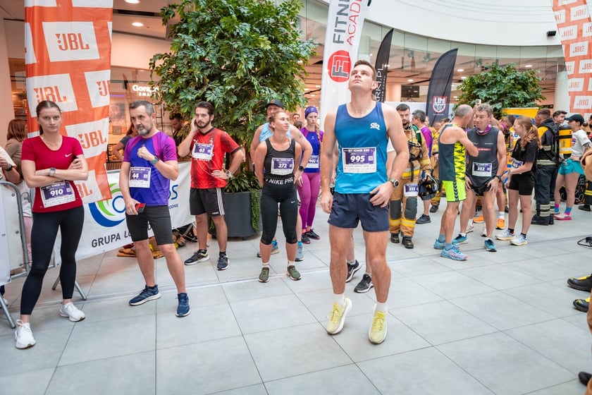 Uczestnicy 10. Sky Tower Run we Wrocławiu
