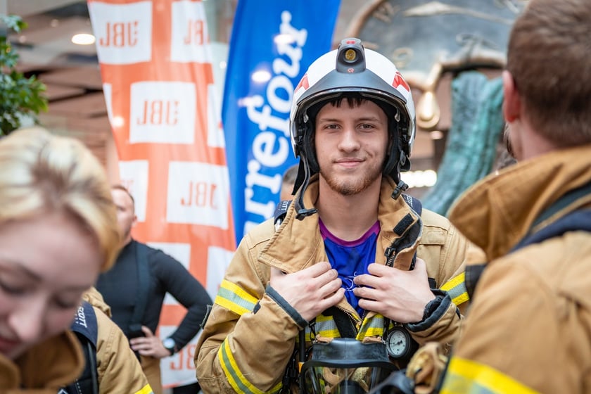 Uczestnicy 10. Sky Tower Run we Wrocławiu