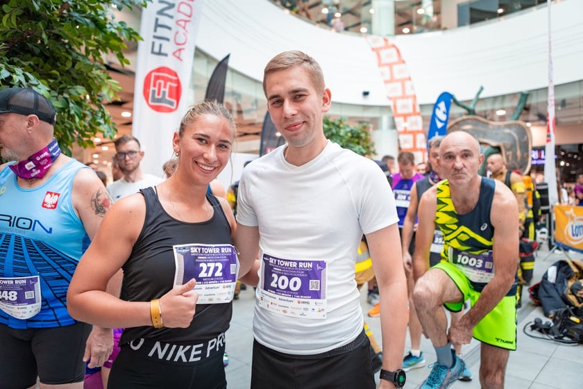 Uczestnicy 10. Sky Tower Run we Wrocławiu