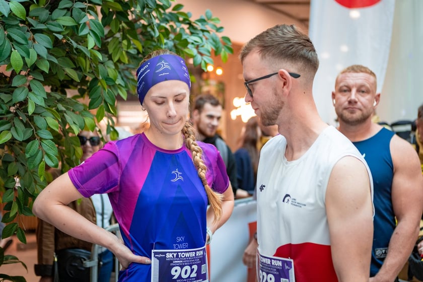 Uczestnicy 10. Sky Tower Run we Wrocławiu
