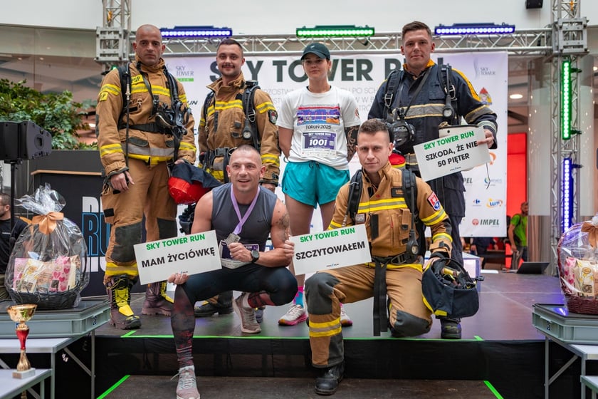 Uczestnicy 10. Sky Tower Run we Wrocławiu