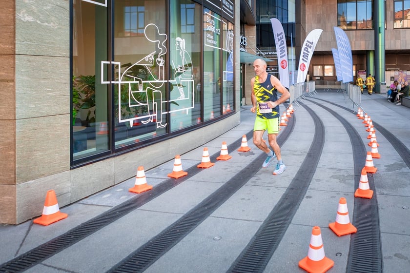 Uczestnicy 10. Sky Tower Run we Wrocławiu