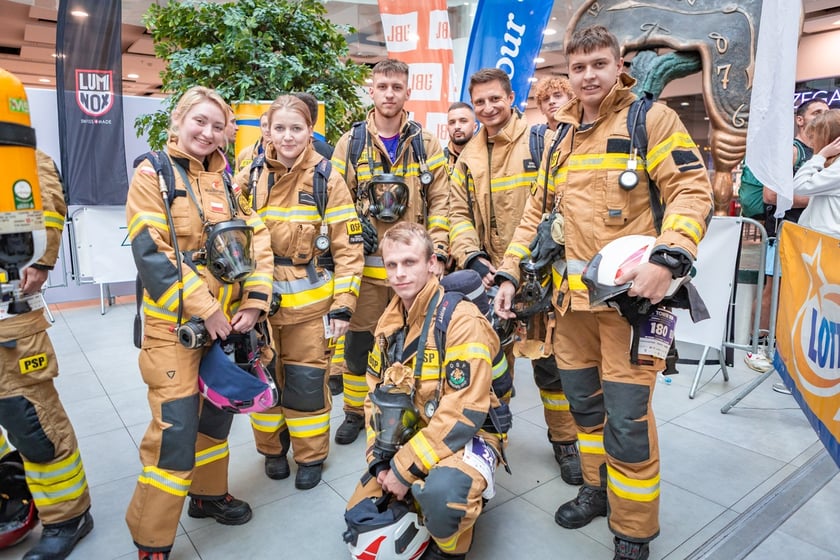 Uczestnicy 10. Sky Tower Run we Wrocławiu