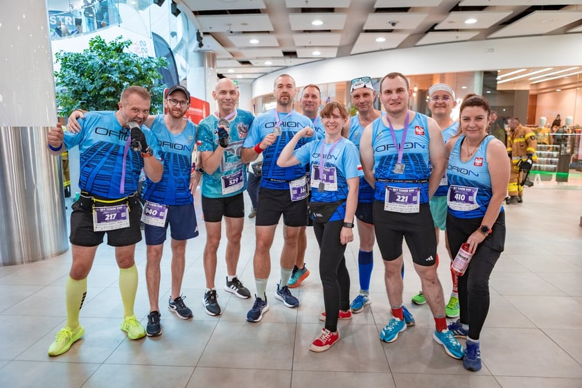 Uczestnicy 10. Sky Tower Run we Wrocławiu
