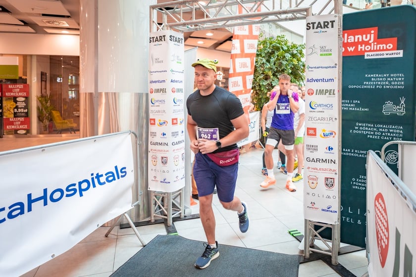 Uczestnicy 10. Sky Tower Run we Wrocławiu