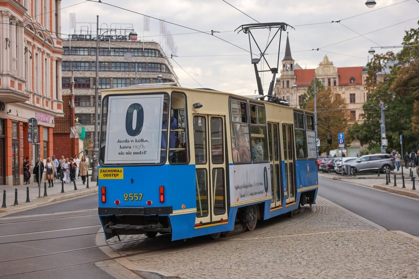 Zabytkowe tramwaje i autobusy podczas wielkie parady we Wrocławiu, 27.09.2025 r.