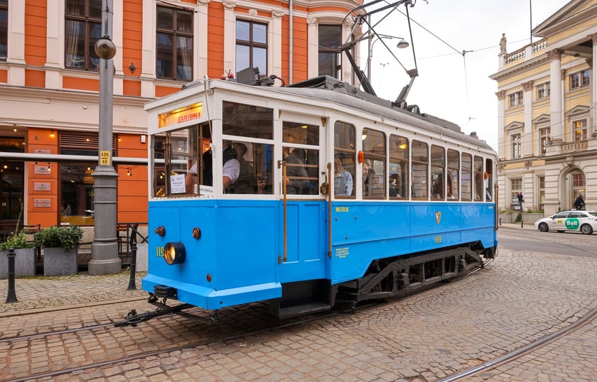 Zabytkowe tramwaje i autobusy podczas wielkie parady we Wrocławiu, 27.09.2025 r.