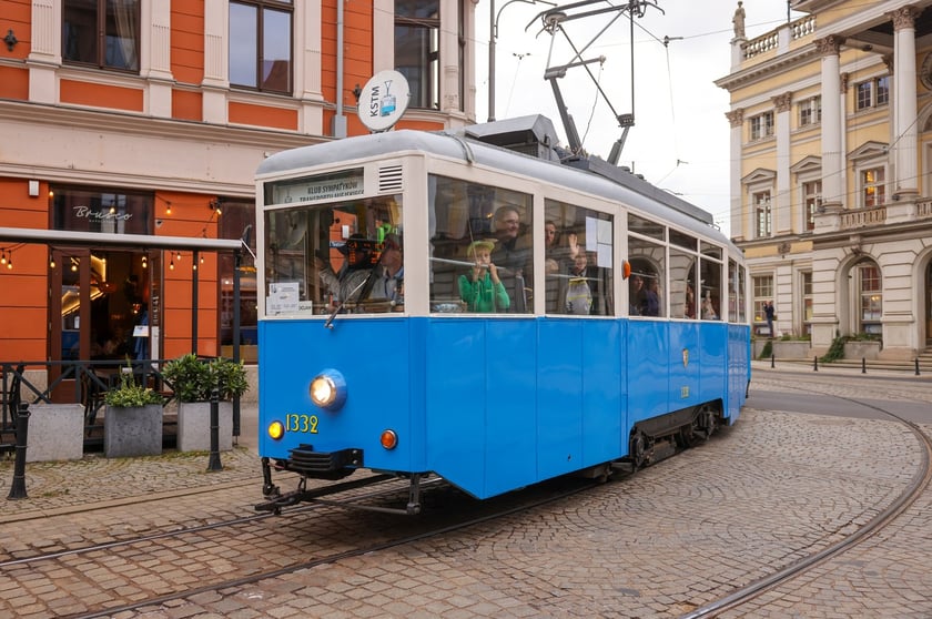 Zabytkowe tramwaje i autobusy podczas wielkie parady we Wrocławiu, 27.09.2025 r.