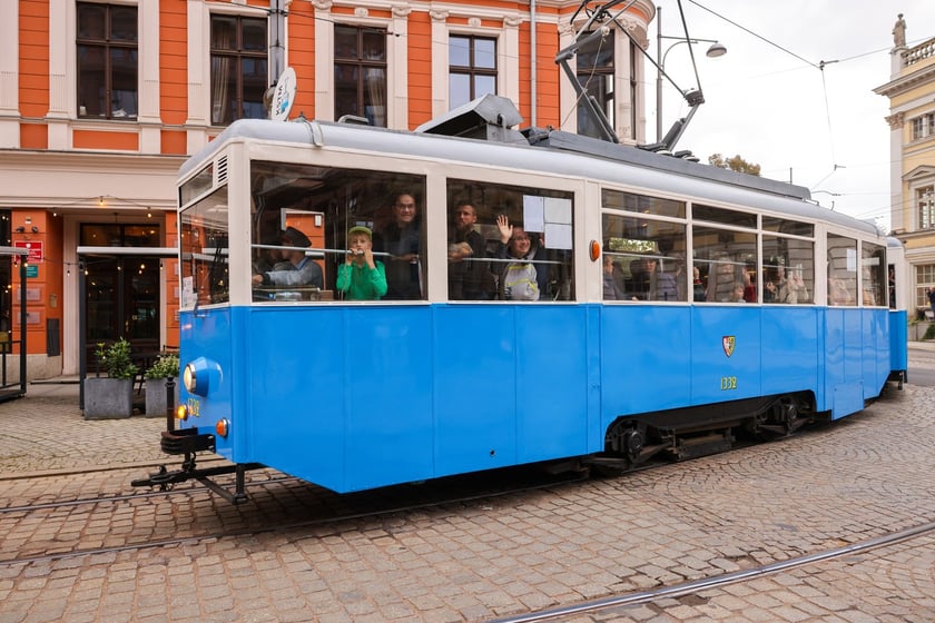 Zabytkowe tramwaje i autobusy podczas wielkie parady we Wrocławiu, 27.09.2025 r.