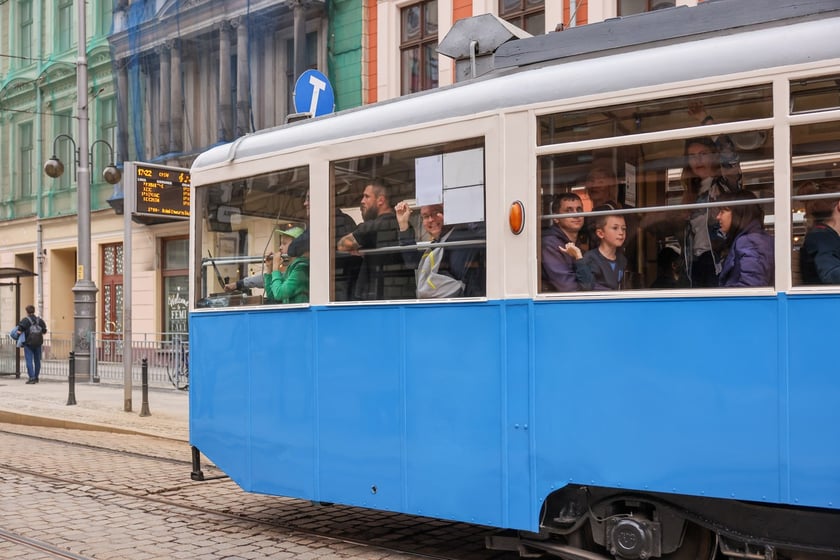 Zabytkowe tramwaje i autobusy podczas wielkie parady we Wrocławiu, 27.09.2025 r.