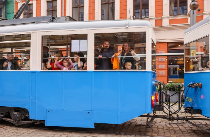Zabytkowe tramwaje i autobusy podczas wielkie parady we Wrocławiu, 27.09.2025 r.