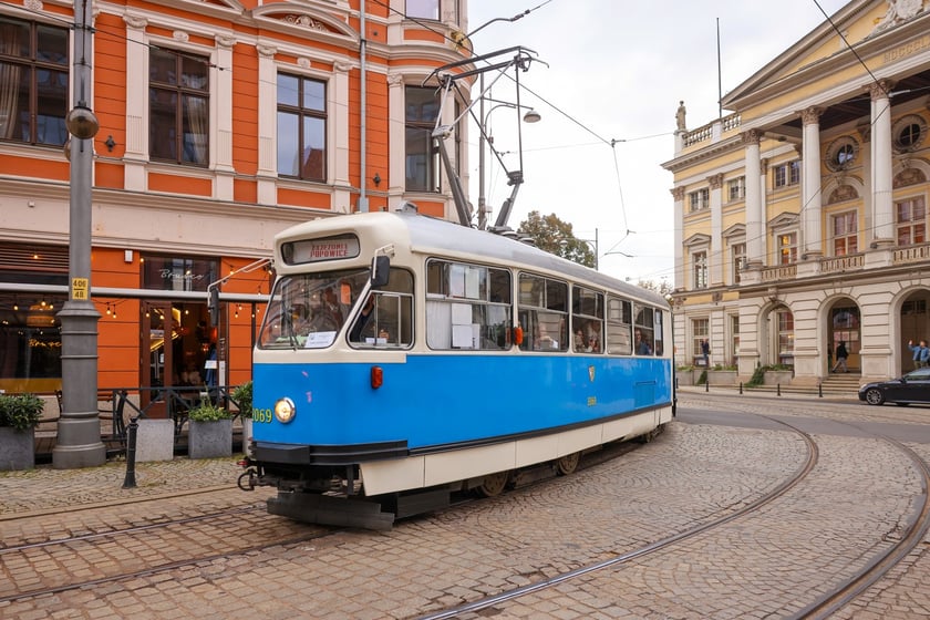 Zabytkowe tramwaje i autobusy podczas wielkie parady we Wrocławiu, 27.09.2025 r.