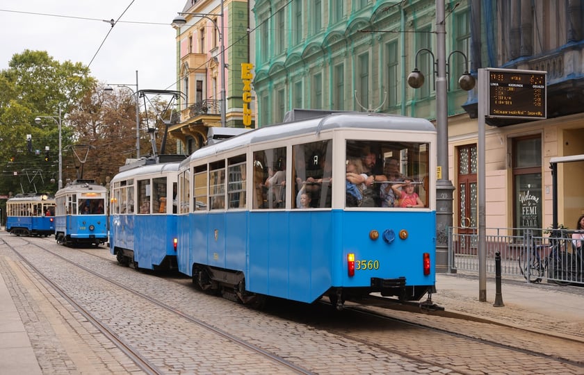 Zabytkowe tramwaje i autobusy podczas wielkie parady we Wrocławiu, 27.09.2025 r.