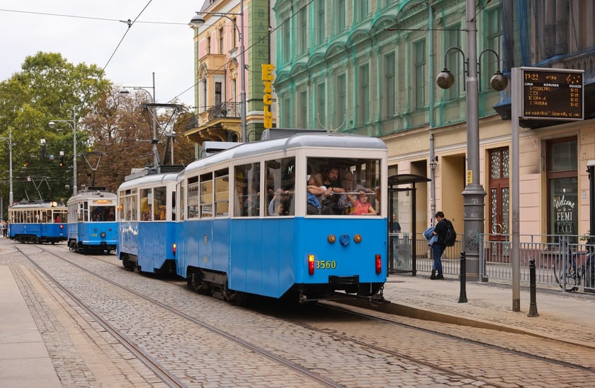 Zabytkowe tramwaje i autobusy podczas wielkie parady we Wrocławiu, 27.09.2025 r.