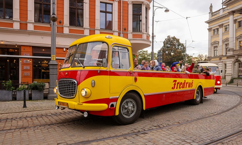 Zabytkowe tramwaje i autobusy podczas wielkie parady we Wrocławiu, 27.09.2025 r.