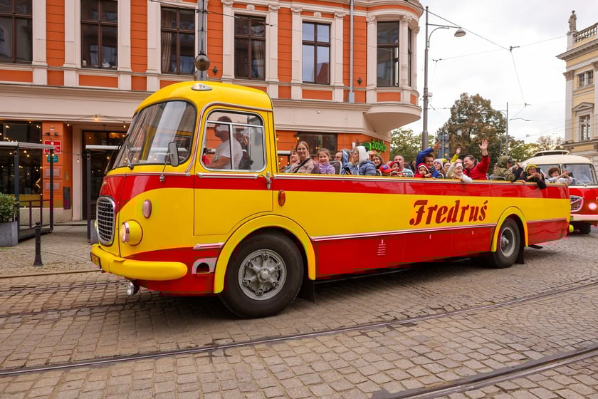 Zabytkowe tramwaje i autobusy podczas wielkie parady we Wrocławiu, 27.09.2025 r.