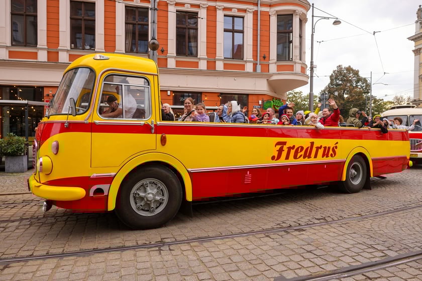 Zabytkowe tramwaje i autobusy podczas wielkie parady we Wrocławiu, 27.09.2025 r.