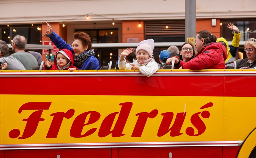 Zabytkowe tramwaje i autobusy podczas wielkie parady we Wrocławiu, 27.09.2025 r.